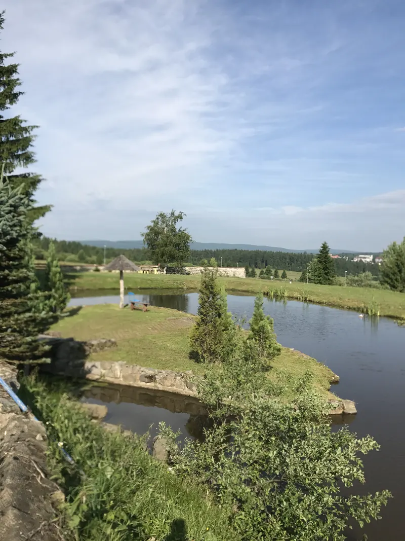 Rybník a výhled do krajiny Krušných hor