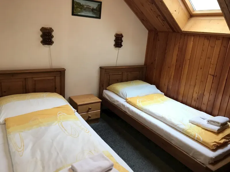 Podkrovní ložnice se dvěma lůžky